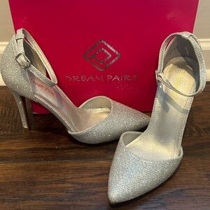 Dream Pairs silver glitter lacey closed-toe pointy high heels - Size 7.5